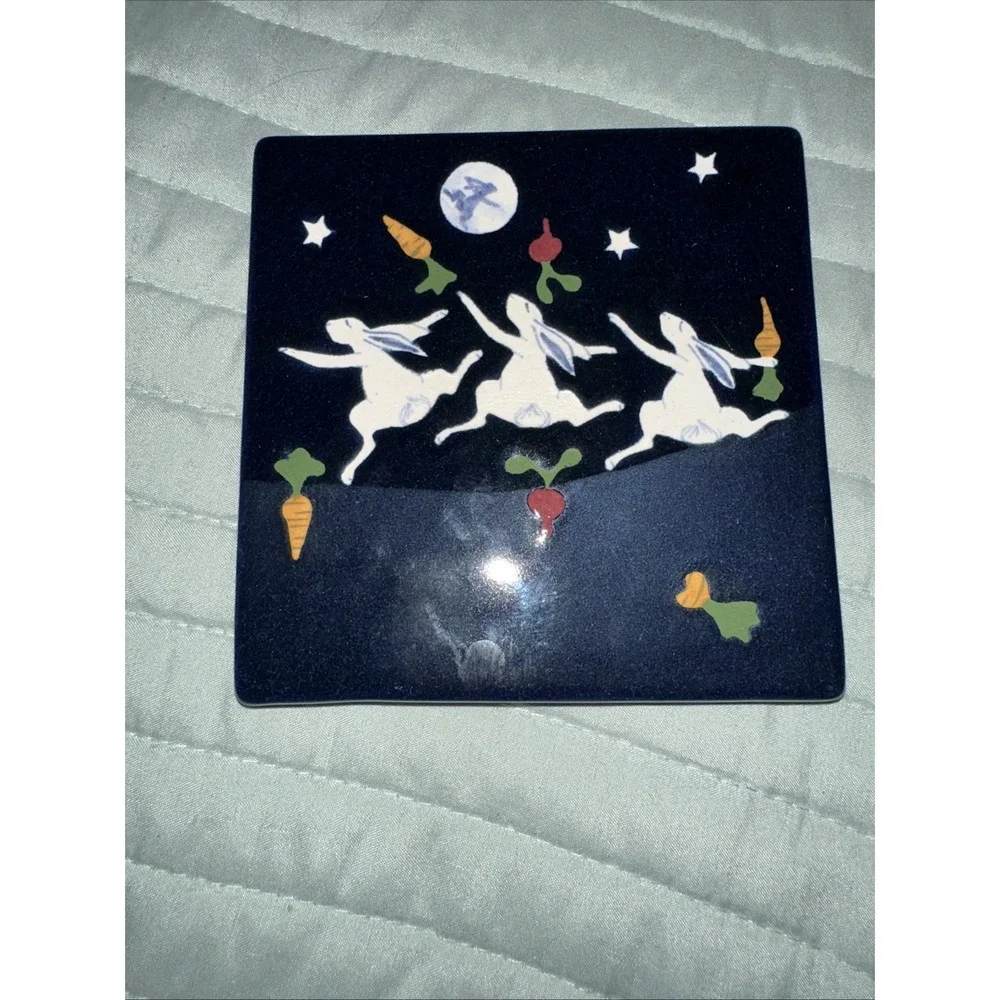 Karen Howell Pottery Rabbit Trivet 1987 Signed, 3 Dancing Rabbits Star   Pattern